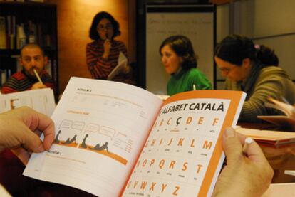 Clases de catalán en un centro de Madrid.