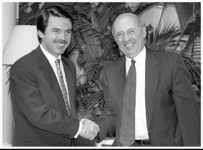 El presidente del Gobierno, José María Aznar, saluda al vicepresidente del Senado, Joan Rigol, el 31 de julio de 1996.