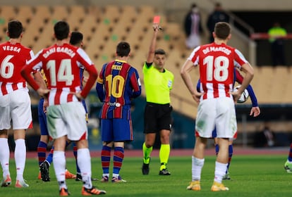 Leo Messi vio la tarjeta roja en la final de la Supercopa contra el Athletic.