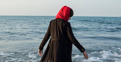 Una mujer se baña en el Mar Caspio.