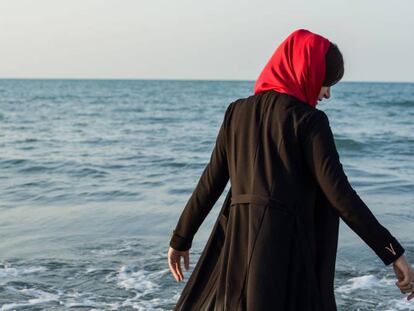 Una mujer se baña en el Mar Caspio. 