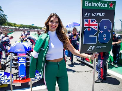 Uma ‘grid girl’ no Grande Prêmio do Brasil de 2017.