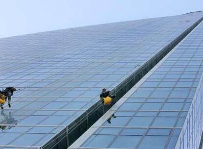 Dos escaladores de los seis contratados para limpiar la fachada descienden por un lateral del rascacielos.