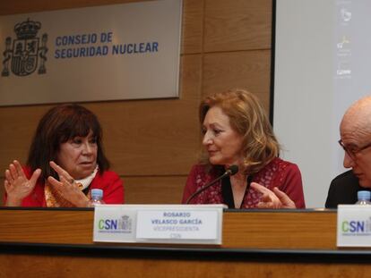 Cristina Narbona (i), junto a la vicepresidenta del CSN, Rosario Velasco, y el presidente, Fernando Marti. pablo monge