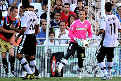 César atrapa el balón en presencia de su compañero Aduriz.