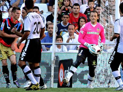 César atrapa el balón en presencia de su compañero Aduriz.
