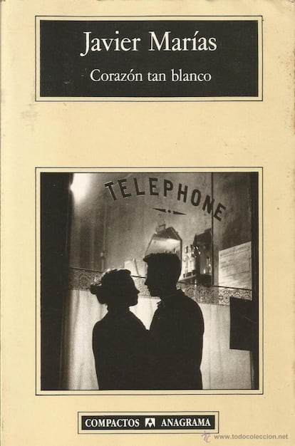 'Coração tão branco' é um romance sobre o segredo, ou, dito de uma forma menos indireta, sobre a necessidade do engano e da mentira nas relações sentimentais. E é um romance, como todos os de Javier Marías, sobre o modo como o acaso e a fatalidade –“eu não quis saber, mas soube”, diz o prodigioso início do livro—constroem a nossa vida. Em 'Coração tão branco', já adquire sua forma final essa escrita imantada, de ritmo circular, com que Marías interrompe qualquer fuga do leitor e lhe apresenta ininterruptamente conflitos morais ou existenciais sempre insolúveis. Uma obra-prima que criou toda uma escola. / LUISGÉ MARTÍN