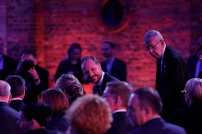 El príncipe Haakon de Noruega ha sido el representante de la casa real nórdica. Cada vez es más frecuente ver que el heredero al trono ocupa el lugar de su padre, el rey Harald de Noruega. Desde el pasado febrero, cuando el monarca sufrió un revés de salud que le obligó a pasar por quirófano para colocarle un marcapasos, Haakon ha estado ejerciendo el papel de rey. Ha viajado en solitario y no le ha acompañado su mujer, la princesa Mette-Marit, que está centrada en su salud tras ser diagnosticada de fibrosis pulmonar.