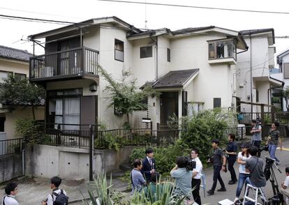 Periodistas llegan la residencia del supuesto atacante en Sagamihara, a 60 km al oeste de Tokio, Japón.