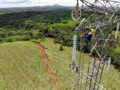 Instaladores de Elecnor en Mata de Nance (Panamá).