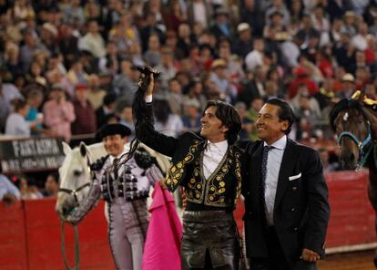 Diego Ventura da la vuelta al ruedo en unión del ganadero Enrique Fraga.