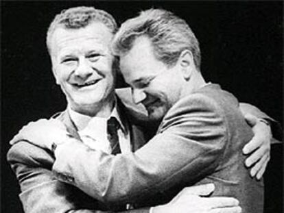 Ivan Stambolic, a la izquierda, y Slobodan Milosevic se abrazan en junio de 1986 cuando todavía eran aliados.