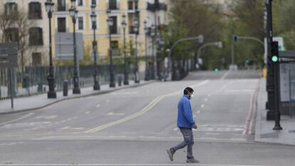Un hombre pasea por la madrileña calle Bailén completamente vacía, el pasado 16 de abril.
