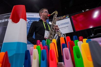 Las boquillas de saxofón personalizadas impresas en 3D de SYOS durante el CES 2018 en Las Vegas, el 7 de enero de 2018.