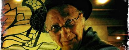 El ilusionista y cartomago Juan Tamariz en el Viena Café.