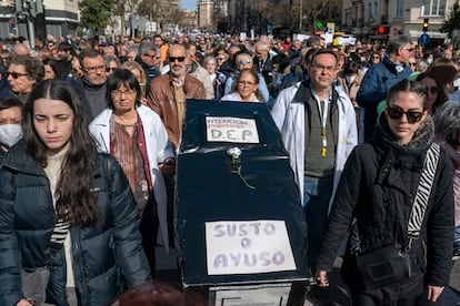 Durante su asistencia a la marcha, la secretaría general de UGT-Madrid, Marina Priero, ha exigido al Gobierno de Isabel Díaz Ayuso que dote de recursos materiales y personales a la Sanidad pública madrileña para
garantizar el derecho a la salud de los ciudadanos, así como la reapertura de los servicios de urgencias extrahospitalarios, de atención domiciliaria y rural.