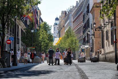 El nuevo pavimento de la calle de Arenal es un microaglomerado con árido granítico para amortiguar el impacto del tráfico de los vehículos autorizados.