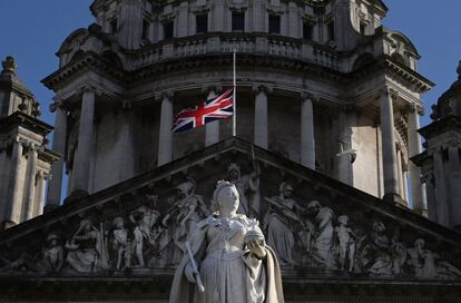 Fachada del Ayuntamiento de Belfast (Irlanda del Norte) con la bandera del Reino Unido ondeando a media asta.