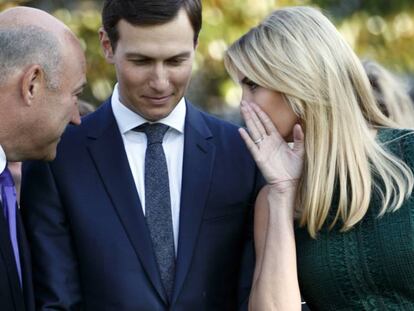 Ivanka Trump hablando con Gary Cohn, asesor econ&oacute;mico del presidente