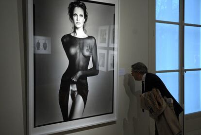 Un visitante lee el cartel de la obra <i>Stephanie Seymour. Modelo. Nueva York, 1992</i>, de Avedon, en la sala Christie's de París.