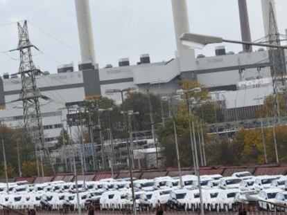 Vehículos Volkswagen en la sede de la compañía en Wolfsburgo, Alemania.