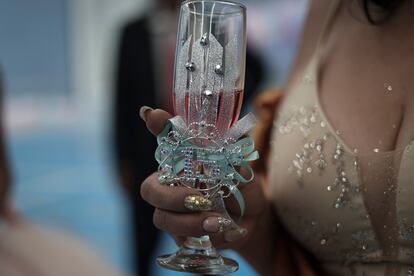 Copa con la que brindaron las quinceañeras durante los festejos.