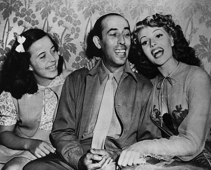 Carmina Cansino (prima de Rita Hayworth), Eduard Cansino (bailarín sevillano y padre de la actriz) y Rita Hayworth durante el rodaje de 'Bailando nace el amor' en 1943.