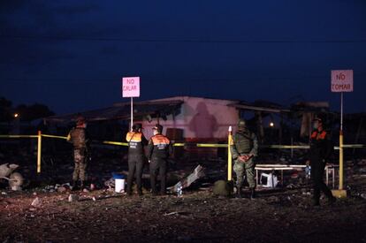 Policías y soldados resguardan la zona de la explosión