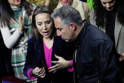 Cuca Gamarra y Elías Bendodo, en la presentación de los candidatos a las alcaldías, el 22 de enero en Madrid.