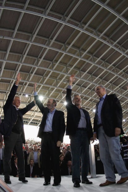 González, Rubalcaba, Griñán y Guerra saludan a los militantes congregados en Dos Hermanas.