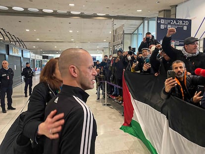 Salah Hamouri, este domingo a su llegada al aeropuerto de Roissy, cerca de París.