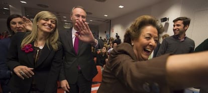 Alberto Fabra y Rita Barberá (en primer término) en la sede del PP de Valencia, el jueves por la tarde, tras conocer que serán candidatos.