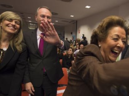 Alberto Fabra y Rita Barber&aacute; (en primer t&eacute;rmino) en la sede del PP de Valencia, el jueves por la tarde, tras conocer que ser&aacute;n candidatos.