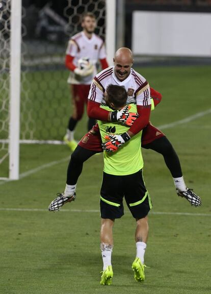 Reina celebra con Ramos la victoria en la tanda de penalties al final del entrenamiento