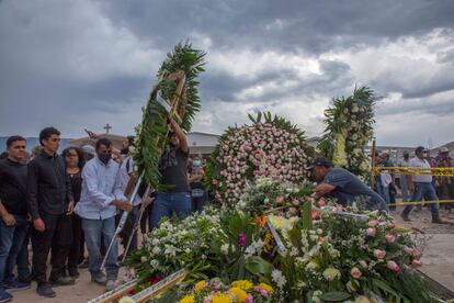 Familiares y amigos colocan flores encima del féretro de Debanhi Escobar.