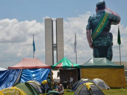 Integrantes do Movimento Pátria Amada acampam no gramado do Congresso Nacional em novembro de 2015