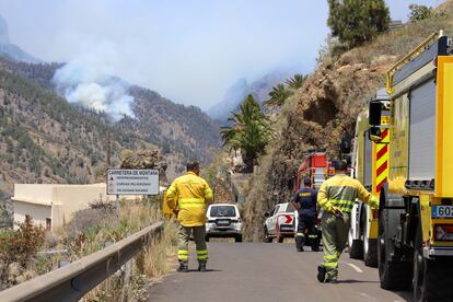 Los equipos de extinción trabajan en una reactivación en la Caldera de Taburiente del incendio forestal que se declaró en la isla de La Palma el pasado 15 de julio.