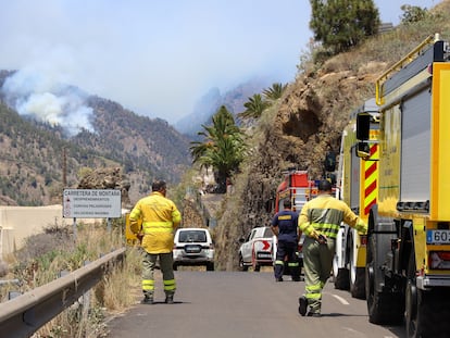 Los equipos de extinción trabajan en una reactivación en la Caldera de Taburiente del incendio forestal que se declaró en la isla de La Palma el pasado 15 de julio.