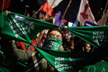 Cientos de personas se manifiestan este 28 de septiembre, en la Avenida Paulista de São Paulo (Brasil). La fecha para el Día de Acción Global por el Acceso al Aborto Legal, Seguro y Gratuito la sugirieron feministas brasileñas durante un encuentro en Argentina, en 1990. La idea era honrar la historia: el 28 de septiembre de 1888 se declaró en Brasil la 'libertad de vientres', dictando que los hijos e hijas de mujeres esclavas nacían libres.