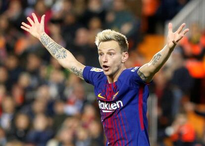 El jugador del Barcelona Ivan Rakitic gesticula en un momento del partido.