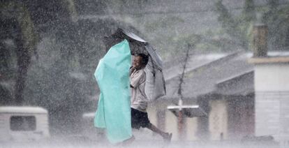 Niños caminando bajo la lluvia en Bhubaneswar, India.