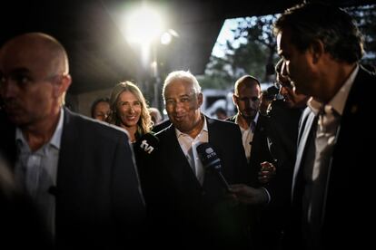 El candidato del Partido Socialista y primer ministro saliente portugués, António Costa, llega al hotel Altis de Lisboa para seguir el escrutinio.