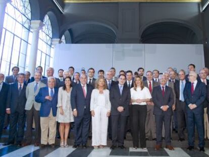 Foto de familia de la presidenta de la Junta con empresarios andaluces.