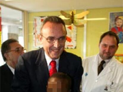Joan Gaspart visita un hospital infantil