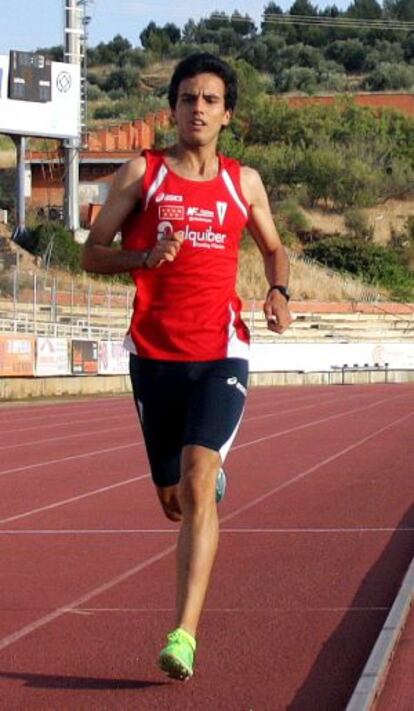 Amín Houkmi entrena solo en la pista del estadio El Deleite de Aranjuez.