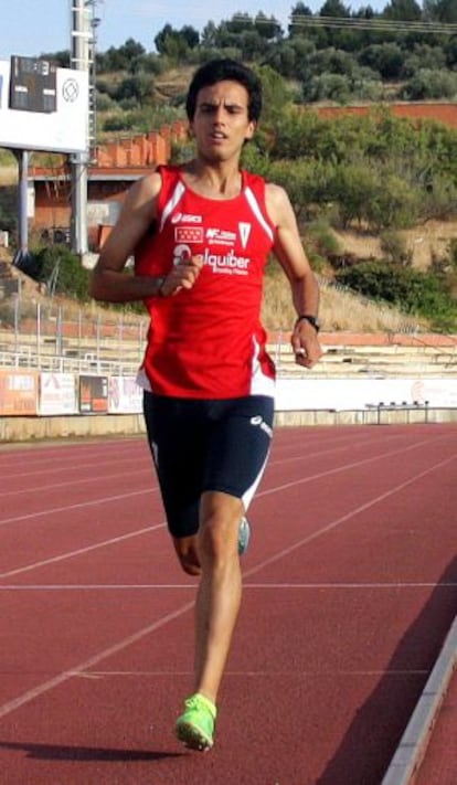 Amín Houkmi entrena solo en la pista del estadio El Deleite de Aranjuez.