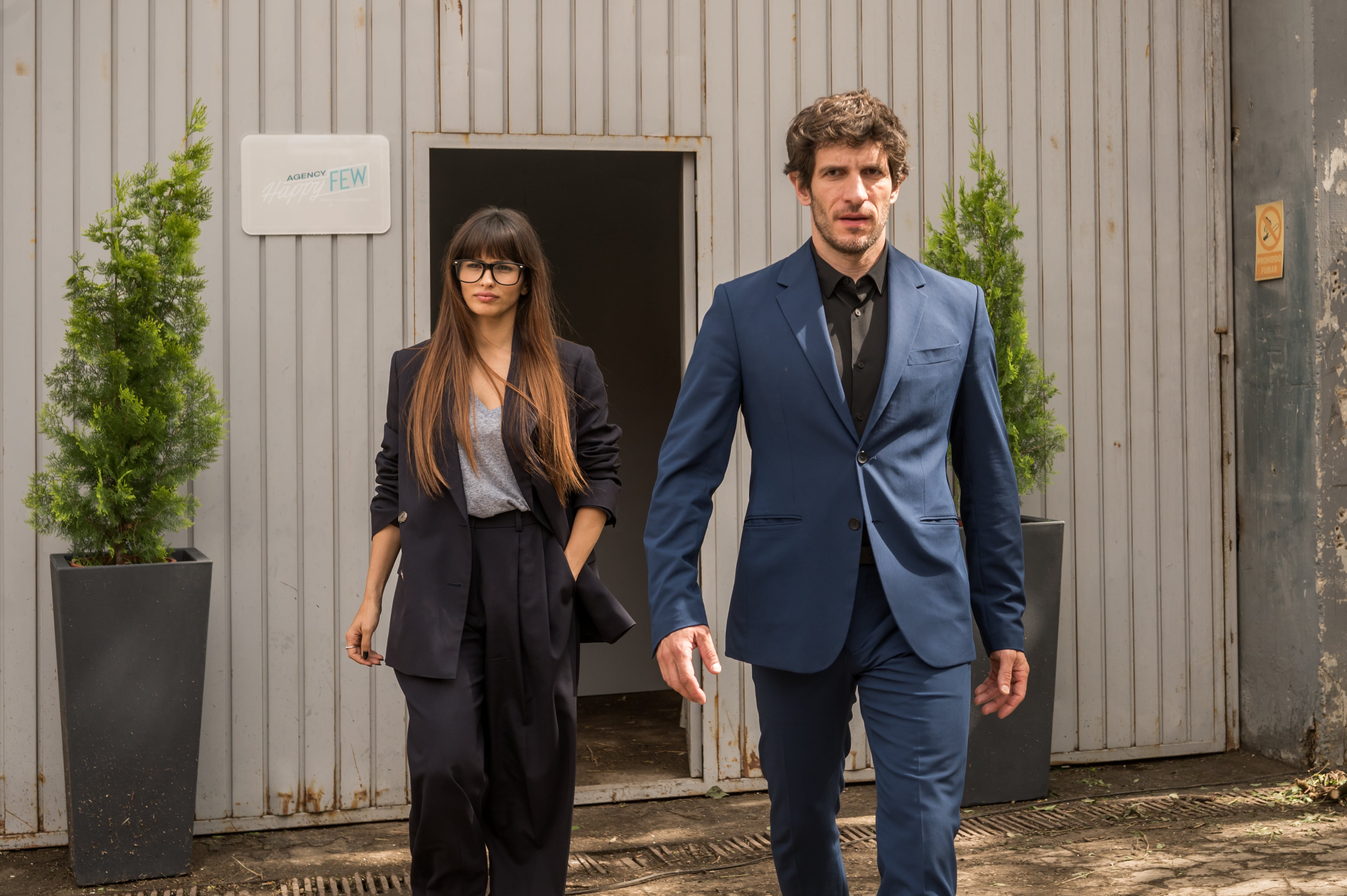 Sara Sálamo y Quim Gutiérrez en un momento de la película 'Al otro barrio' (2024), producida por Zeta Cinema y Telecinco Cinema.