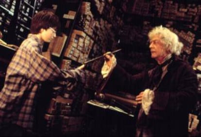 John Hurt en una escena de la película 'Harry Potter y la piedra filosofal'.