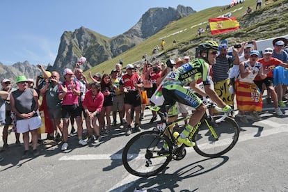 El ganador de la etapa, Rafal Majka, entre Pau y Cauterets —de 188 kilómetros— durante la subida al puerto mítico del Tourmalet