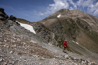 Una excursionista durante el descenso de Bastiments.